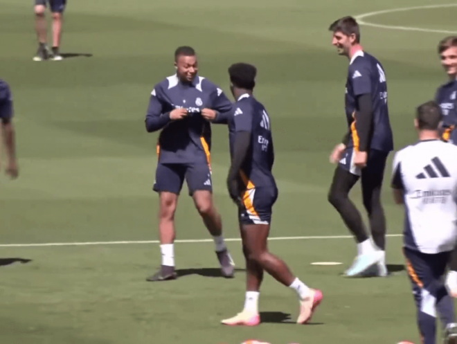 Kylian Mbappé vacilando a Tchouaméni (Redes sociales)