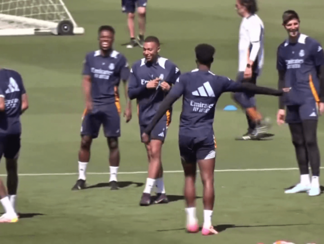 Kylian Mbappé vacilando a Tchouaméni (Redes sociales)