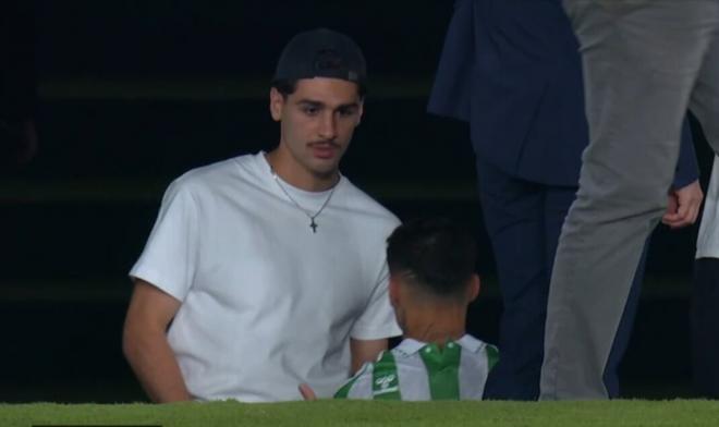 Johnny Cardoso y Antony, en el túnel.