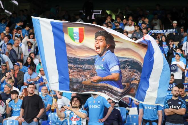 Bandera de Maradona en el partido en el que el Nápoles ganó la Serie A (Foto: Cordon Press).