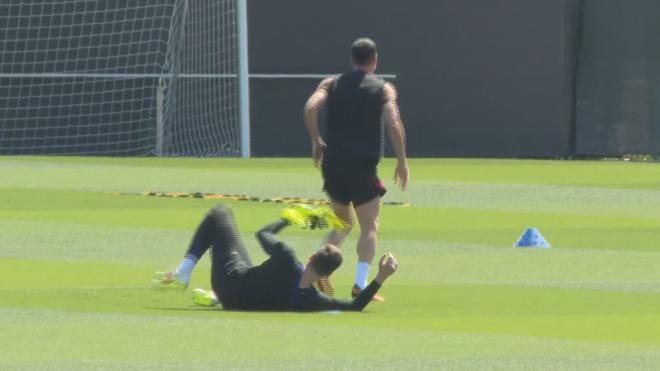 Lewandowski y Szczesny bromean en el entrenamiento (Foto: ElDesmarque)