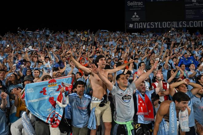 Aficionados del Celta celebran en el Coliseum (Foto: EFE).