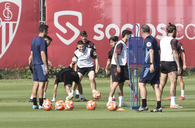 El entrenamiento del Sevilla del viernes, lleno de canteranos (Foto: Kiko Hurtado).