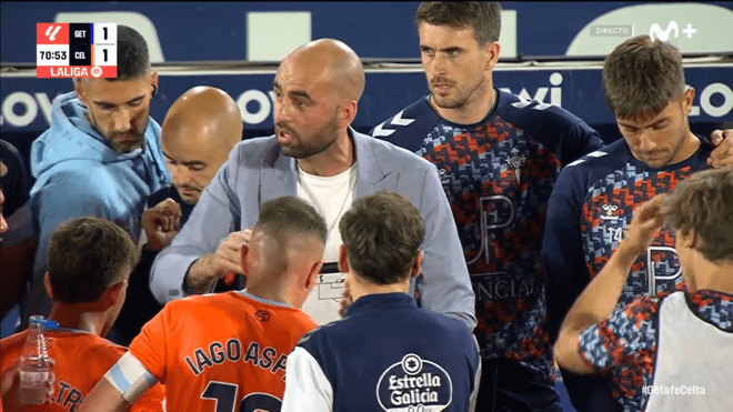 Claudio Giráldez da indicaciones en el parón para beber agua en el Celta-Getafe.