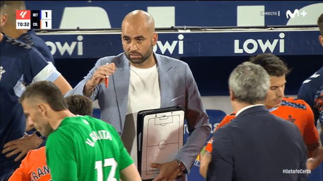 Claudio Giráldez da indicaciones en el parón para beber agua en el Celta-Getafe.
