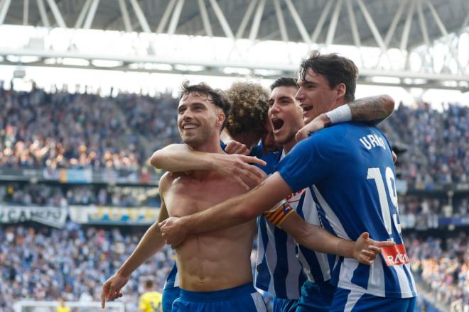 Javi Puado celebra su gol en el Espanyol-Las Palmas para lograr la salvación en LALIGA EA SPORTS (Foto: EFE).