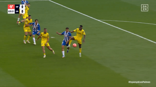 El derribo de Dário Essugo a Alejo Véliz, penalti en el Espanyol-Las Palmas.