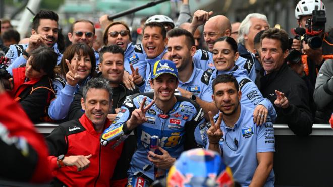 Álex Márquez con su equipo, en el Gran Premio de Silverstone (Foto: Michelin).