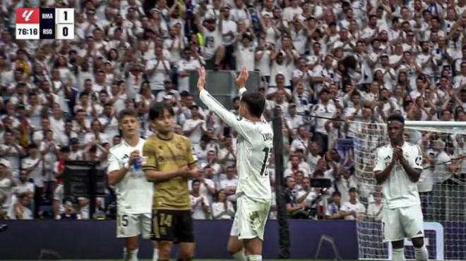 Lucas Vázquez, al ser sustituido en el Santiago Bernabéu (Foto: DAZN).