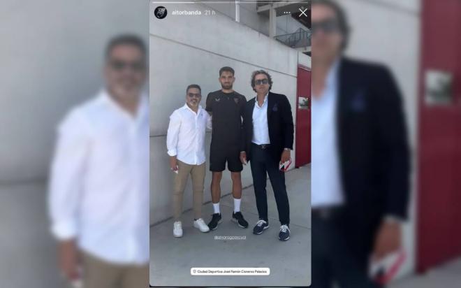 Álvaro García Pascual, con sus agentes en la ciudad deportiva del Sevilla.