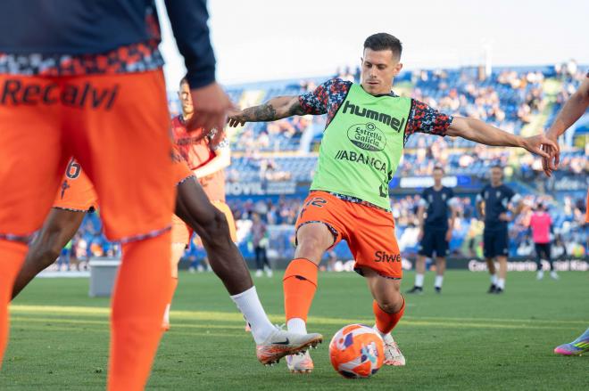 Alfon González calienta antes del Getafe-Celta (Foto: Cordon Press).