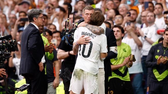 Toni Kroos abraza a Modric en su despedida (EFE)