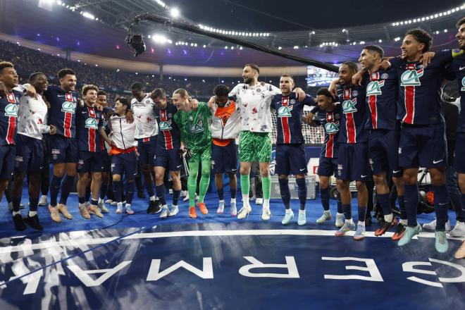 Los jugadores del PSG celebran la Copa con su afición (Foto: PSG).