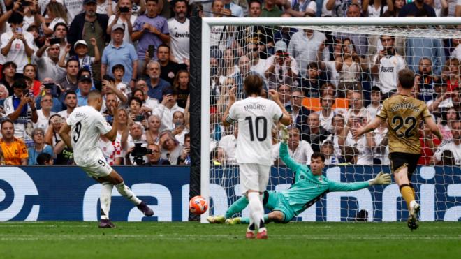 Kylian Mbappé lanza el penalti que el Bernabéu reclamó para Modric (EFE)