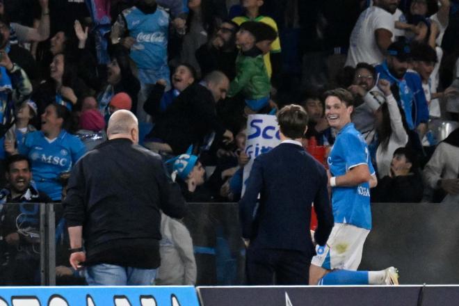 McTominay celebra su gol al Cagliari para ganar la Serie A (Foto: EFE).