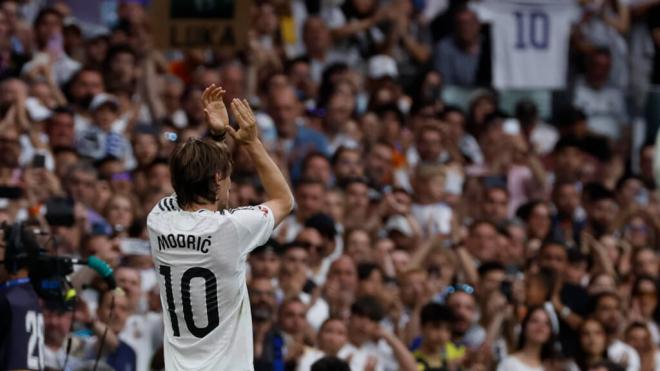 Luka Modric despidiéndose del Santiago Bernabéu (Fuente: EFE)