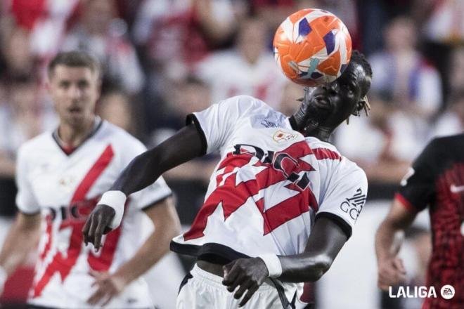 Pathé Ciss controla un balón durante el Rayo-Mallorca (Foto: LALIGA).