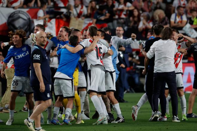 Celebración del Rayo Vallecano tras clasificarse para la Conference (Foto: EFE).