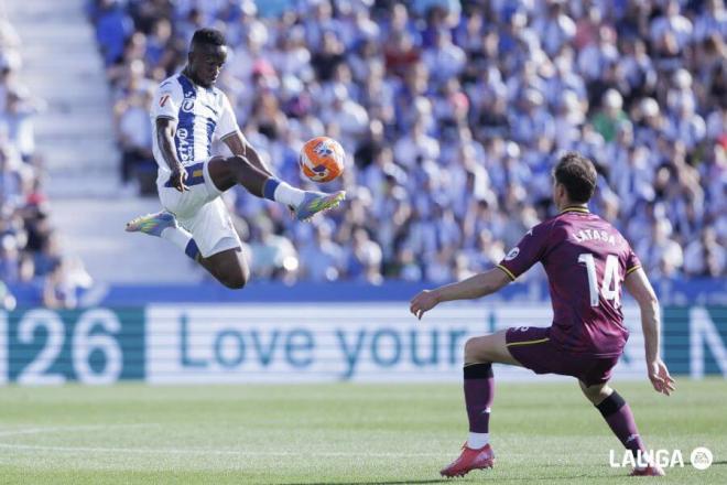 Seydouba Cissé controla el esférico delante de Juanmi Latasa (Foto: LALIGA).