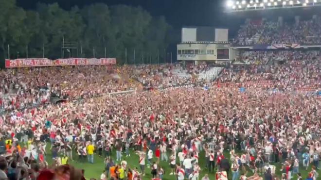 La afición del Rayo Vallecano celebra la clasificación para la Conference League ('X' @sidlowe)