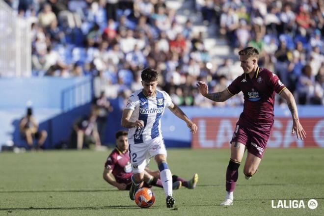 Tamás Nikitscher persigue a Adriá Altimira (Foto: LALIGA).