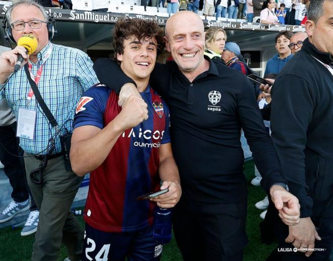 Carlos Álvarez celebra el ascenso del Levante (Foto: LALIGA).