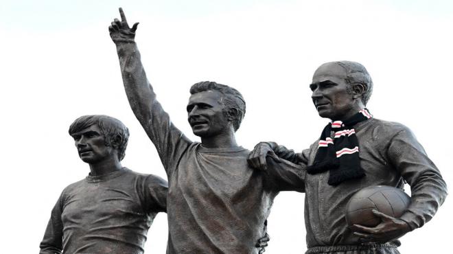 Estatua de George Best, Dennis Law y Bobby Charlton.