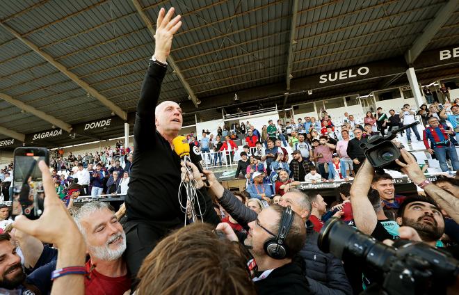 Julián Calero, a hombros en Burgos (Foto: LaLiga).