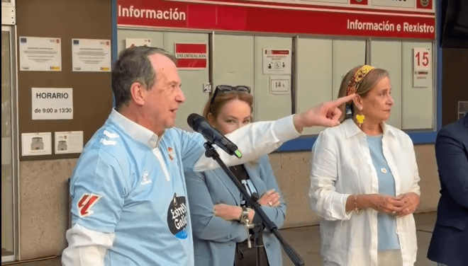 Abel Caballero y la estatua de Iago Aspas.