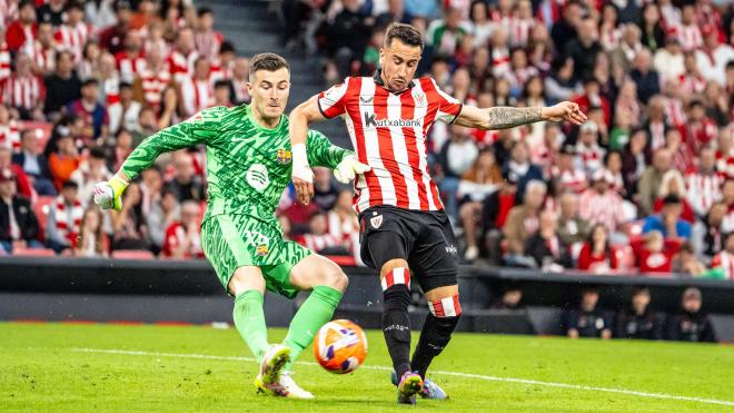 Iñaki Peña y Alex Berenguer en el partido ante el Barça en San Mamés (Foto: Athletic Club).