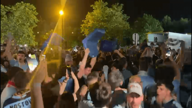 Fiesta de la afición del Celta fuera del Coliseum.