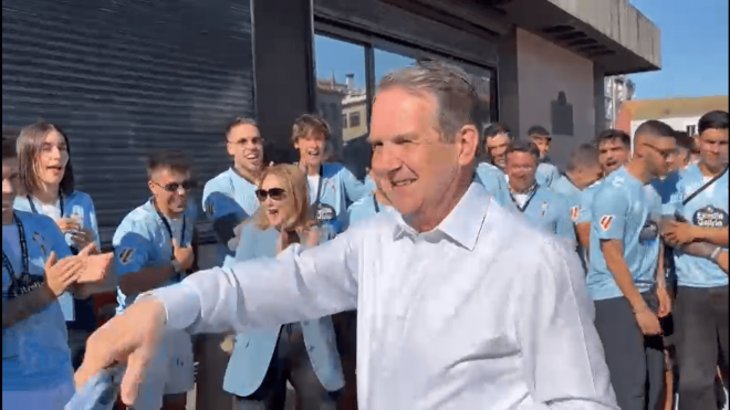 Abel Caballero se quita la corbata.