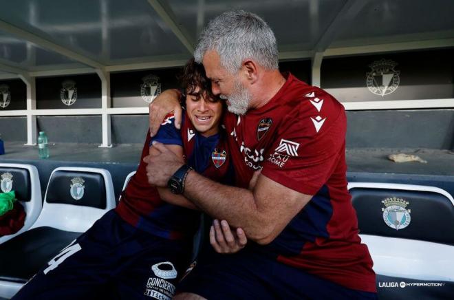Carlos Álvarez llora en el banquillo tras lograr ascender con el Levante (Foto: LaLiga).