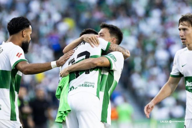 Celebración del Elche tras ganar al Málaga (Foto: LALIGA).