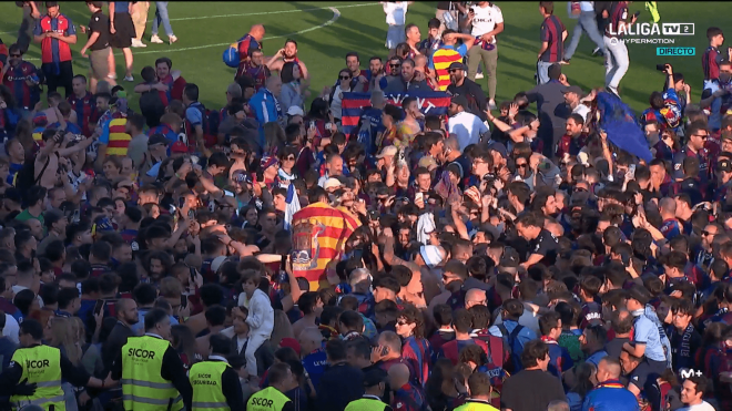 Invasión de campo tras el ascenso del Levante en Burgos.
