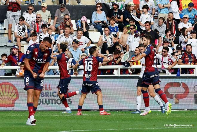 Celebración del Levante tras un gol en Burgos (Foto: LALIGA).