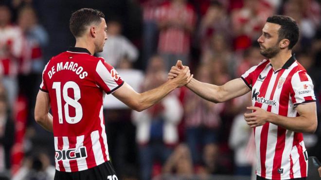 Oscar de Marcos y el cambio por Iñigo Lekue era el final ante el Barça en San Mamés (Foto: Athletic Club).