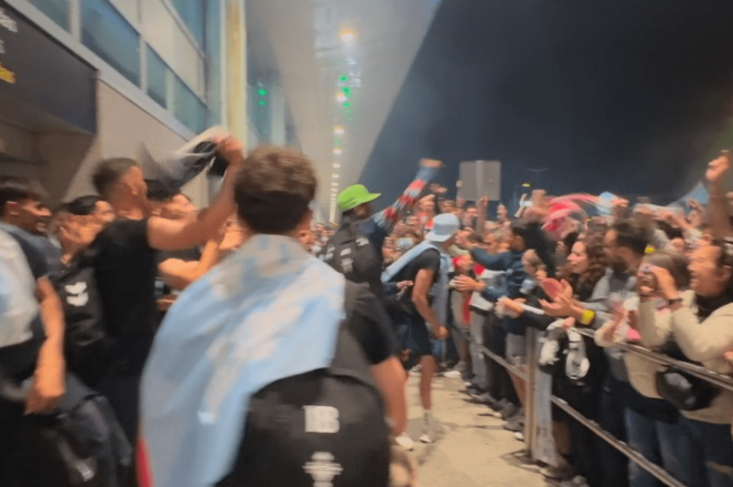 Ilaix Moriba celebra a la llegada a Peinador (Foto: ElDesmarque).