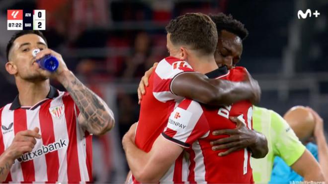 El emotivo abrazo de Óscar de Marcos con Iñaki Williams (captura: Movistar+)