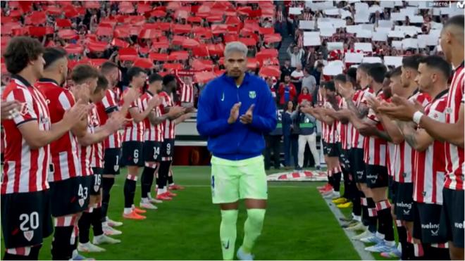 San Mamés acompañó con pitos el pasillo del Athletic (captura Movistar+).