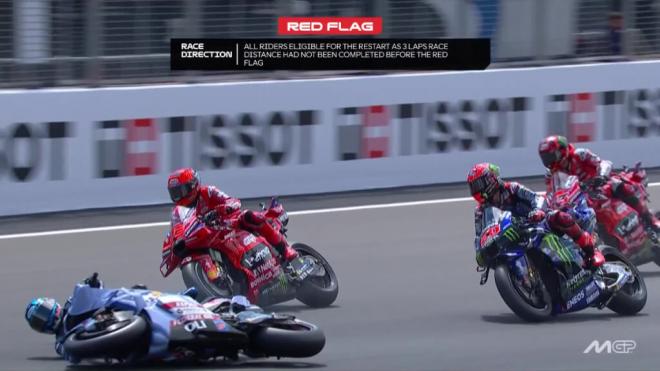 Álex Márquez, cayéndose en el Gran Premio de Silverstone (Foto: MotoGP).