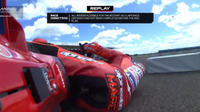 Marc Márquez, cayéndose en el Gran Premio de Silverstone (Foto: MotoGP).