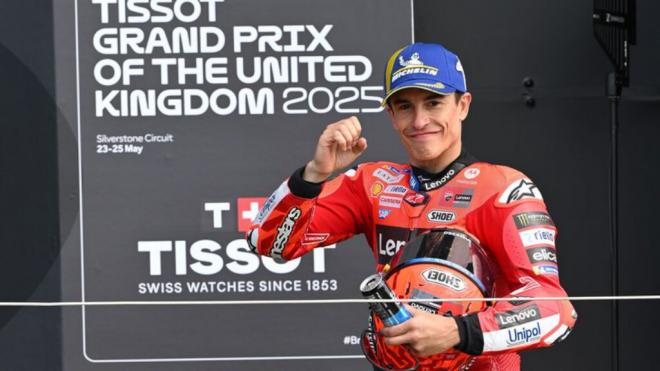 Marc Márquez, subiendo al podio del Gran Premio de Silverstone (Foto: MotoGP).