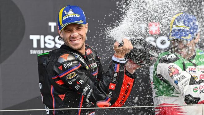 Marco Bezzecchi, celebrando su primera victoria con Aprilia en el GP de Silverstone (Foto: MotoGP).