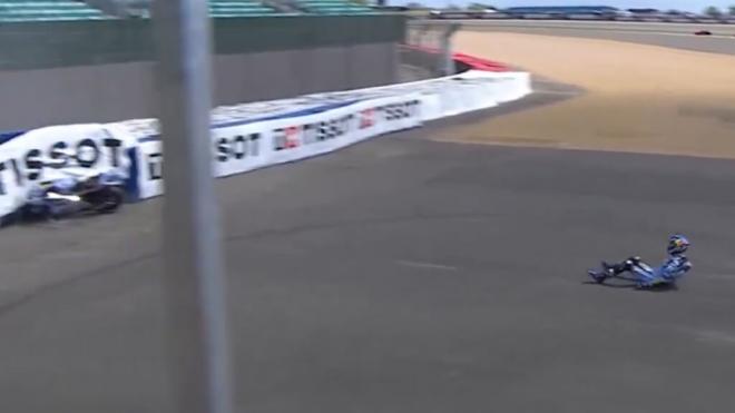 Álex Márquez, acercándose peligrosamente al muro tras caerse en Silverstone (Foto: MotoGP).