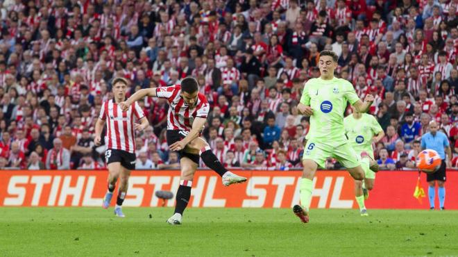 Iñigo Ruiz de Galarreta dispara ante el Barça de Hansi Flick en San Mamés (Foto: Athletic Club).
