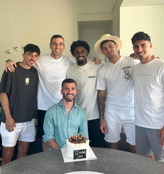 Gayà junto a Diego López, Jaume, Thierry, Hugo Duro y André Almeida