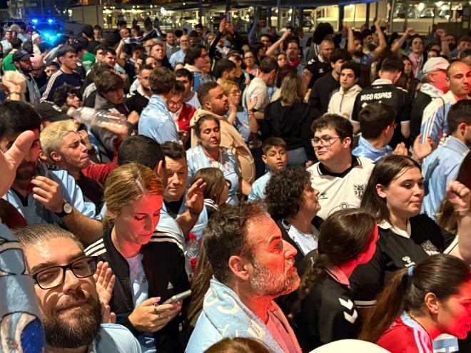 Afición del Celta en Peinador (Foto: ElDesmarque).