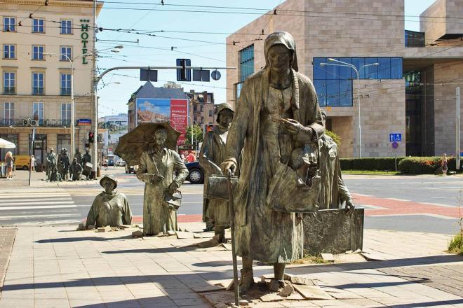 Przejście, monumento a los transeúntes anónimos.