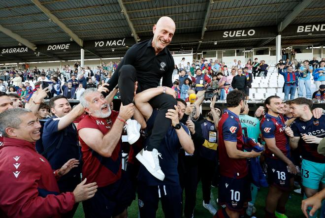 Julián Calero, a hombros en Burgos (Foto: LaLiga).